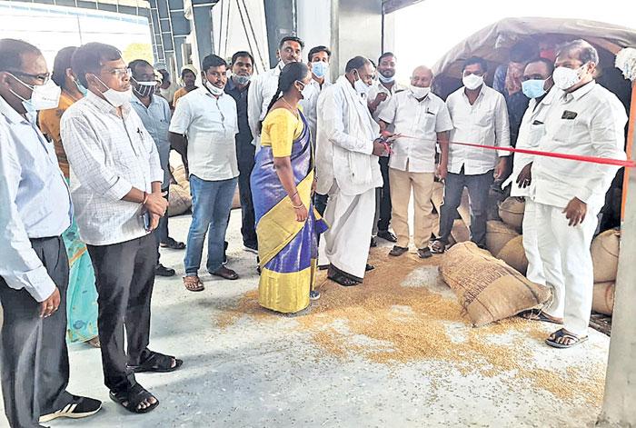 ప్రతి గింజనూ కొనుగోలు చేస్తాం