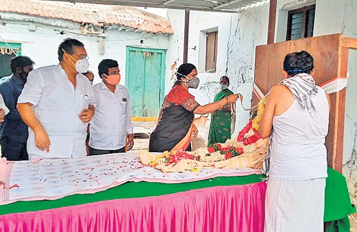 ఆదర్శమూర్తికి అశ్రునివాళి