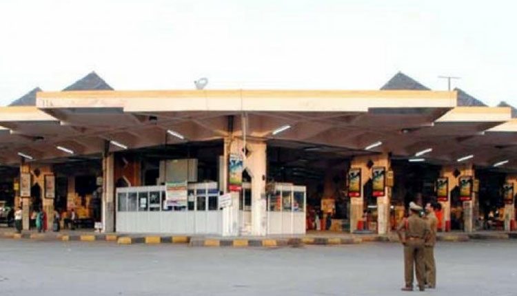 నిర్మానుష్యంగా మారిన బ‌స్టాండ్లు, రైల్వేస్టేష‌న్లు