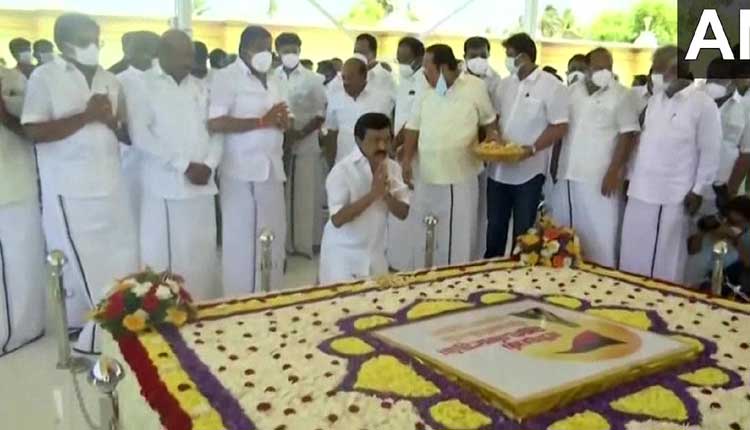 తండ్రి స్మృతి చిహ్నంవ‌ద్ద స్టాలిన్ నివాళి