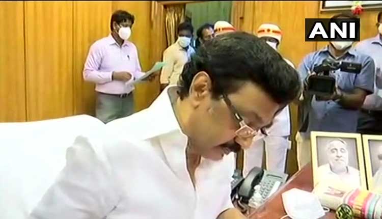 సీఎంగా బాధ్య‌త‌లు చేప‌ట్టిన స్టాలిన్.. క‌రోనా సాయం ఫైలుపై తొలి సంత‌కం