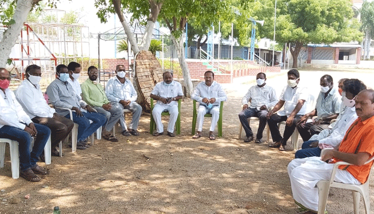 తామంతా సీఎం కేసీఆర్ వెంటే.. ప్ర‌క‌టించిన కమలాపూర్ మండల సర్పంచులు