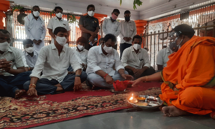 క‌రోనాను జ‌యించిన‌ సీఎం.. మొక్కు తీర్చుకున్న ఎమ్మెల్యే