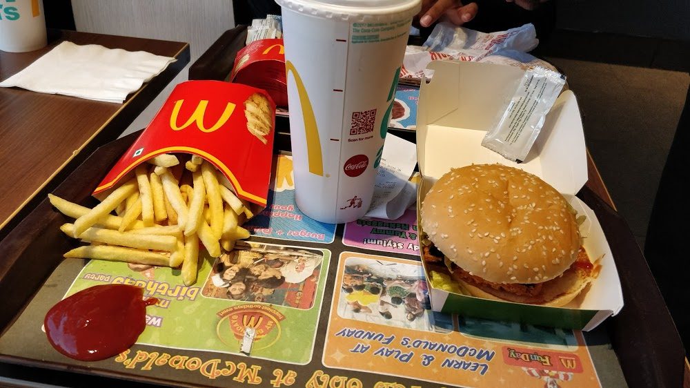 తుపాకీ పెట్టి బెదరించినా చికెన్ నగెట్స్ ఇవ్వలేదు