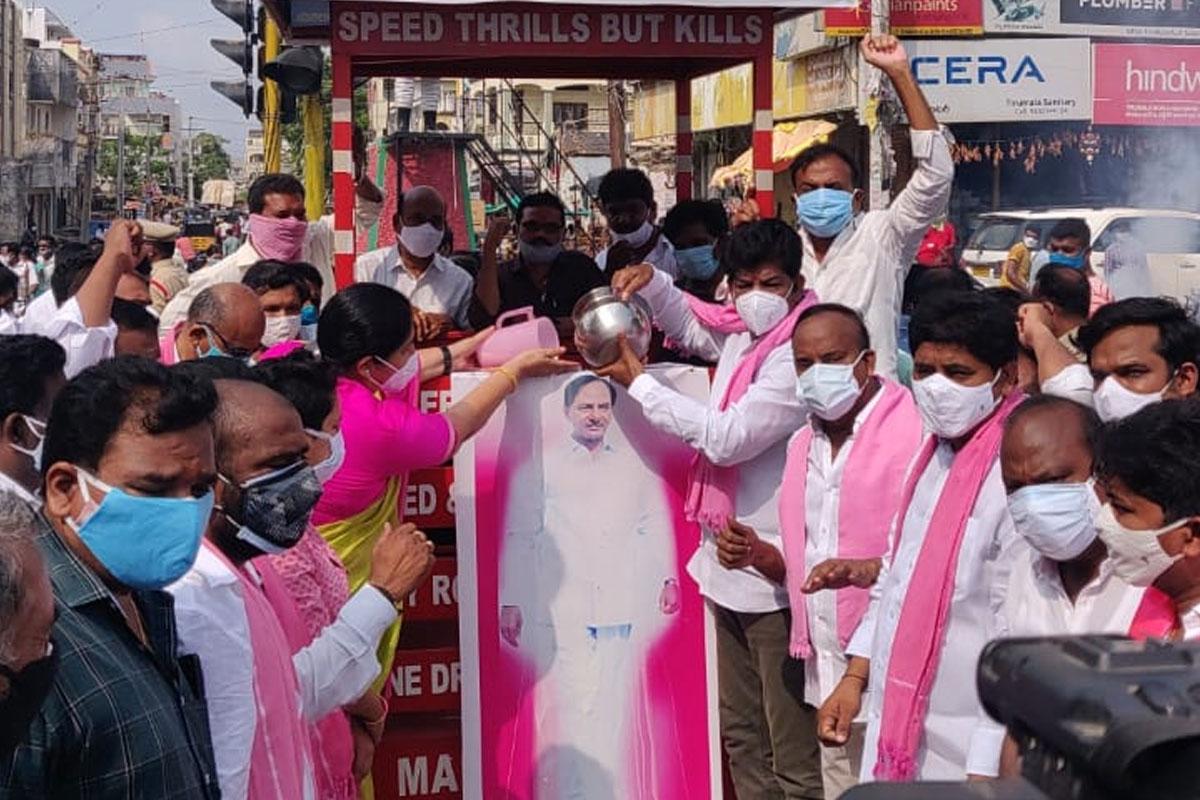 మెడికల్‌ కళాశాల కేటాయింపుపై హర్షం.. సీఎం కేసీఆర్‌ చిత్రపటానికి పాలాభిషేకం