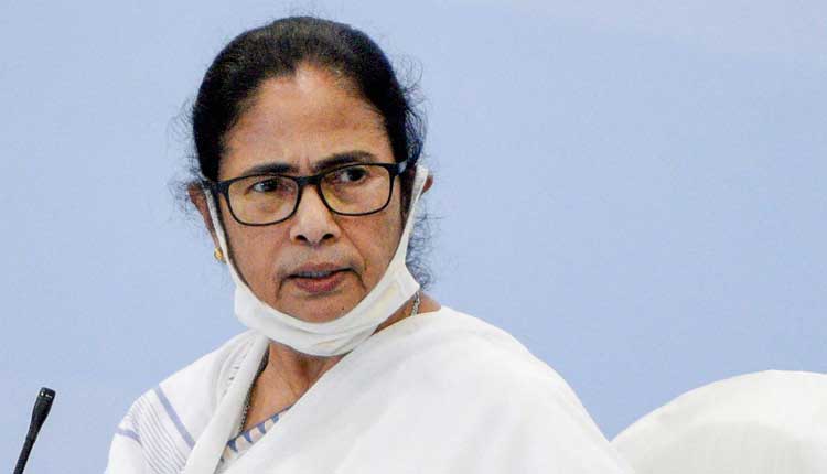 బెంగాల్ హింస: ఉన్నతాధికారులతో మమతాబెనర్జి సమీక్ష