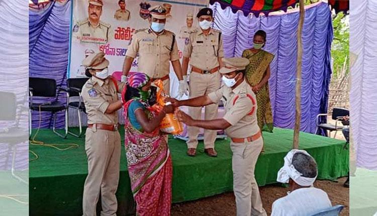 గిరిజనులకు మంచిర్యాల పోలీసుల నిత్యావసరాల పంపిణీ