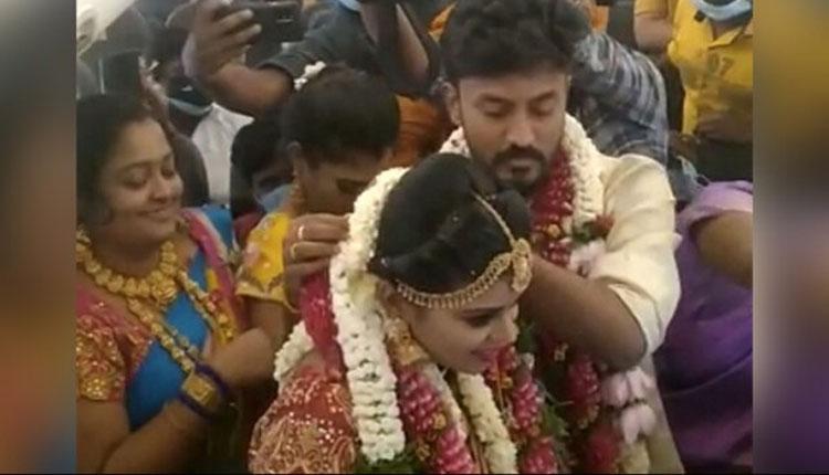 విమానంలో వివాహం.. డీజీసీఏ ఆగ్ర‌హం