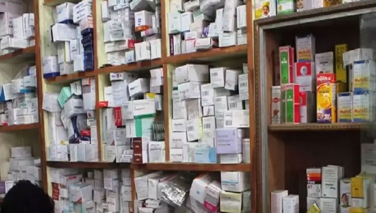 కోఠి సుల్తాన్ బ‌జార్‌లోని మెడిక‌ల్ షాపుల‌పై దాడులు