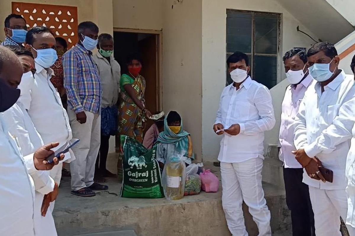 కరోనాతో పనికి వెళ్లలేక పస్తులు.. ఆపన్నహస్తం అందించిన హరీశ్ రావు