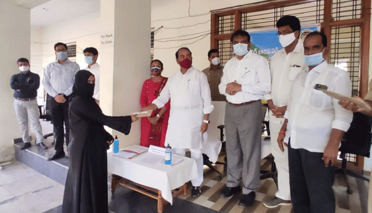 కొవిడ్‌ బాధిత అట‌వీ ఉద్యోగుల కుటుంబాల‌ను ఆదుకుంటాం