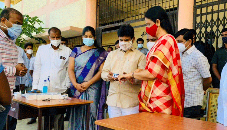 ఊరూరా జ్వ‌ర స‌ర్వేతో స‌త్ఫ‌లితాలు: మ‌ంత్రి స‌బిత‌