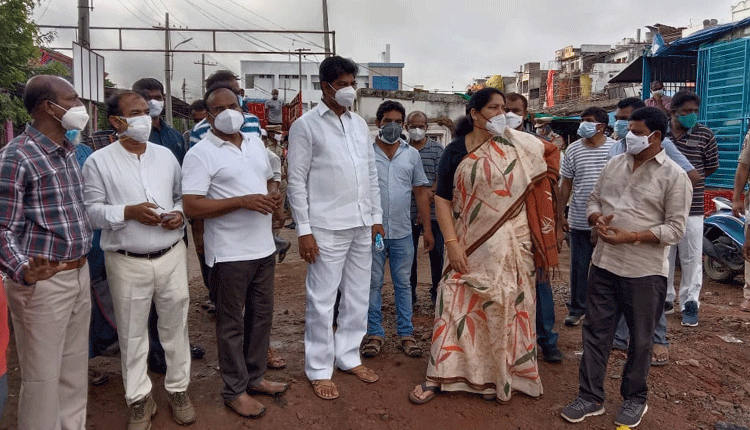 మ‌హ‌బూబాబాద్‌లో లాక్‌డౌన్ అమ‌లును ప‌రిశీలించిన మంత్రి స‌త్య‌వ‌తి