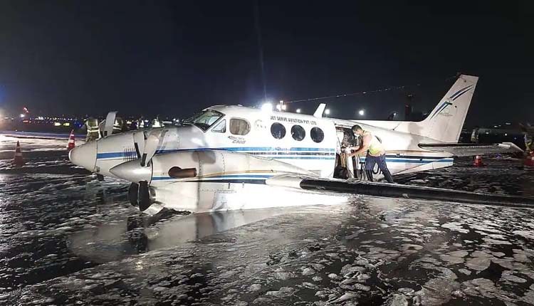 ముంబైలో ఎయిర్‌ అంబులెన్స్‌ అత్యవసర ల్యాండింగ్‌.. తప్పిన ప్రమాదం