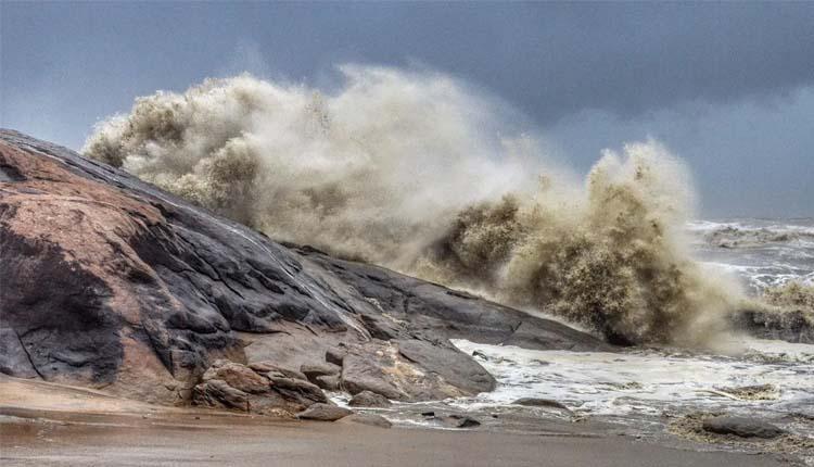 ‘తౌటే’పై సీఎం ఉద్ధవ్‌ సమీక్ష