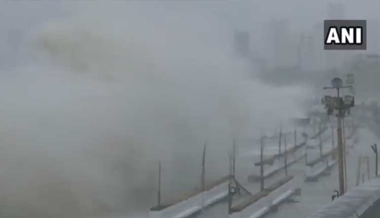 ముంబై తీరంలో ఎగిసిప‌డుతున్న రాకాసి అల‌లు..వీడియో