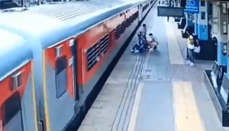 రైలు ఎక్కుతుండ‌గా జారిప‌డిన వ్య‌క్తి.. కాపాడిన కానిస్టేబుల్‌.. వీడియో