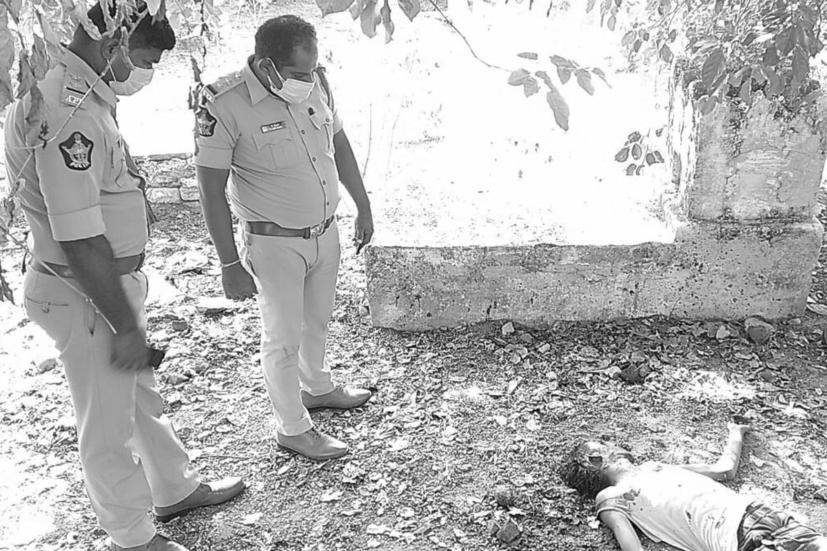 కత్తులతో నరికి వ్యక్తి దారుణ హత్య