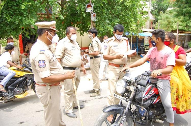 లాక్‌డౌన్‌ నిబంధనలు పాటించాలి