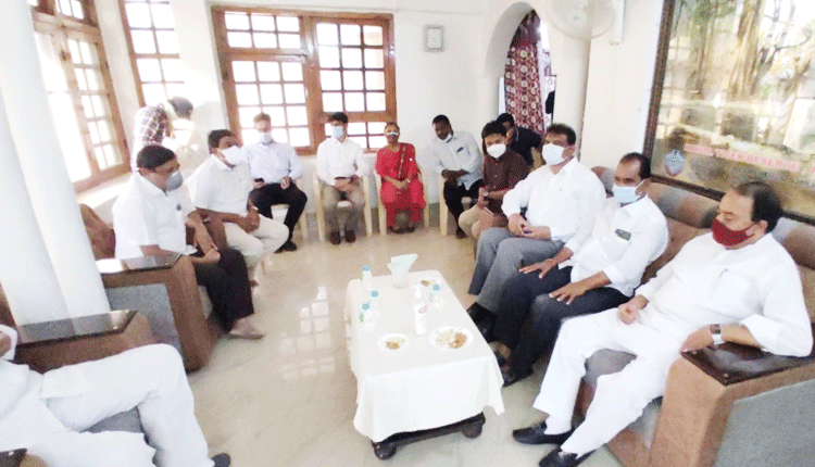 కొవిడ్‌ బాధితులకు అండగా అమాత్యుడు