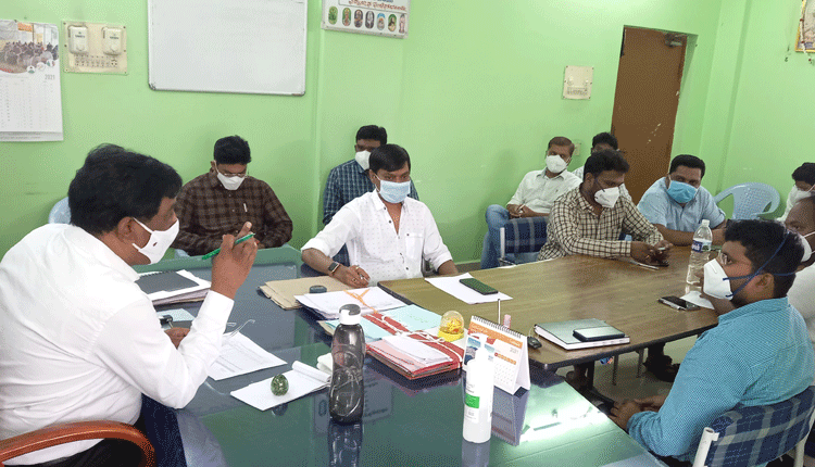 ఇంటింటికీ వెళ్లి సర్వే చేయాలి