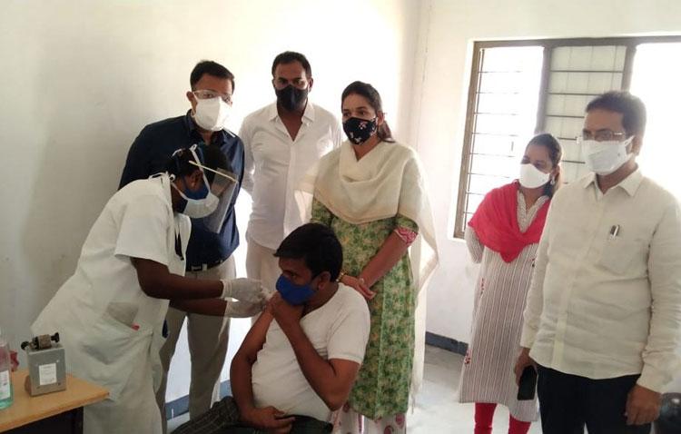 సూపర్‌ స్ప్రెడర్లకు వ్యాక్సిన్‌ అందించాలి