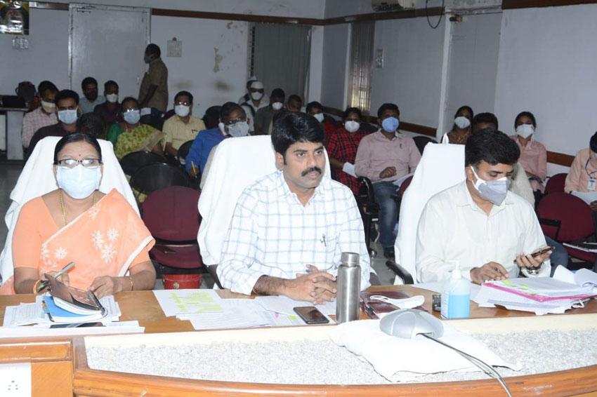 ప్రతిరోజూ గ్రామాల్లో పర్యటించాలి