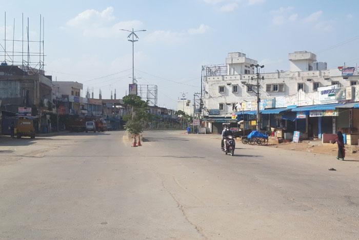 స్వచ్ఛందంగా నిర్బంధాన్ని పాటించిన ప్రజలు