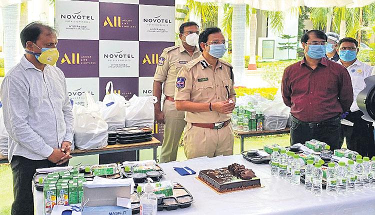 దారులు వేరైనా.. సేవ ఒక్కటే.