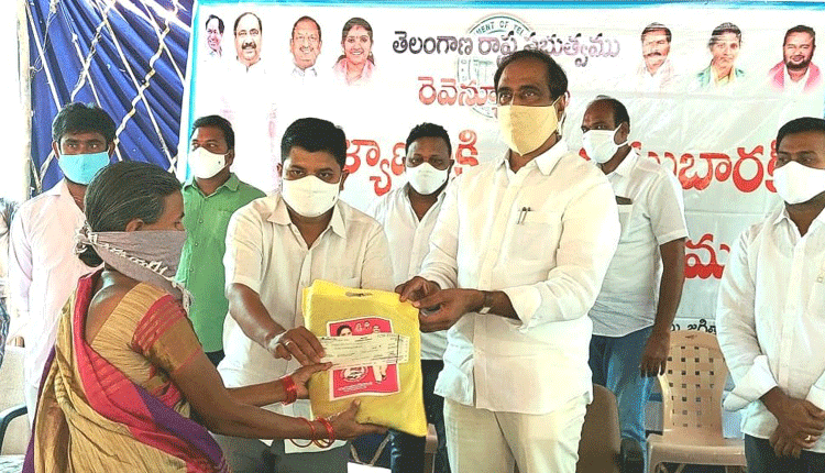 పథకాల అమలులో ఆదర్శం