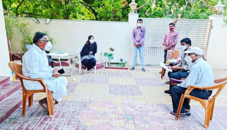 పారిశుధ్య పనులు చేయించాలి