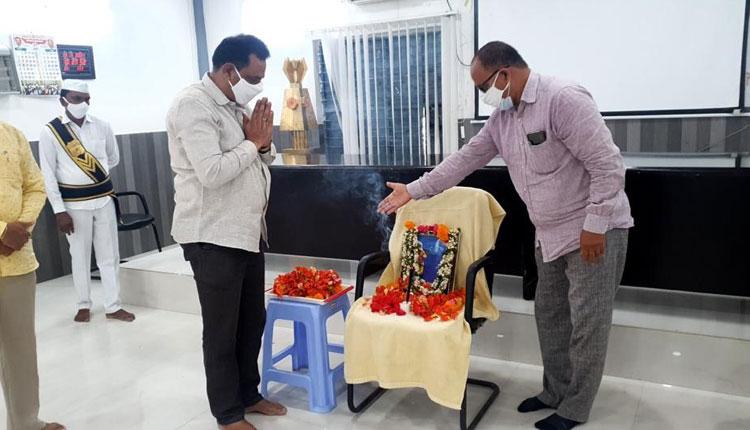 ఆశయాలను ఆదర్శంగా తీసుకోవాలి