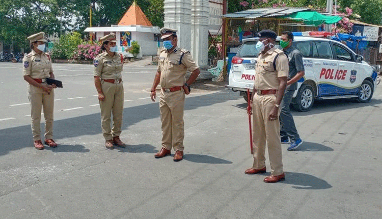 లాక్‌డౌన్‌ వేళల్లో బయటికి రావద్దు