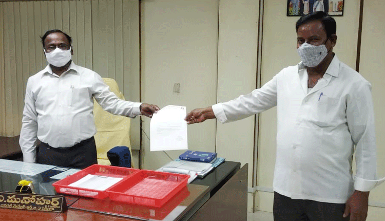 కార్మిక సమస్యలపై డైరెక్టర్‌కు వినతి