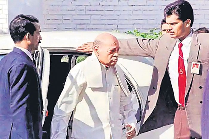 ఆ బాబును పట్టించుకోండి..