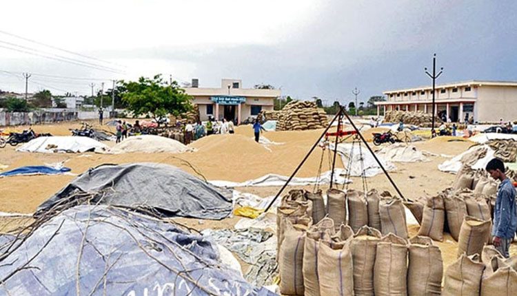తెలంగాణ‌లో య‌థావిధిగా ధాన్యం కొనుగోళ్లు