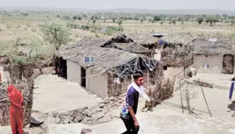 క‌రోనా చికిత్స‌కు నోచుకోక చ‌నిపోతున్న‌..  పాక్ హిందూ శ‌ర‌ణార్థులు