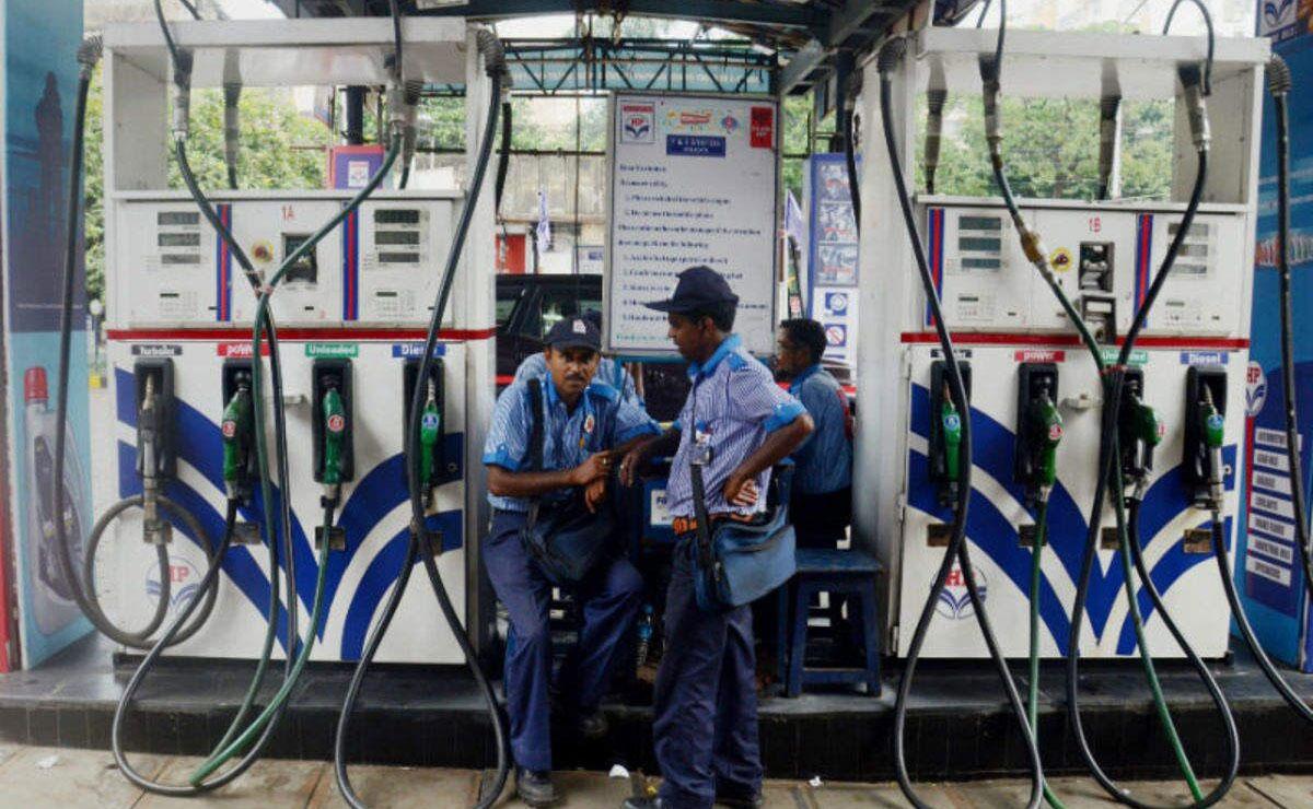 లాక్‌డౌన్ నుంచి పెట్రోల్ బంకుల‌కు మిన‌హాయింపు