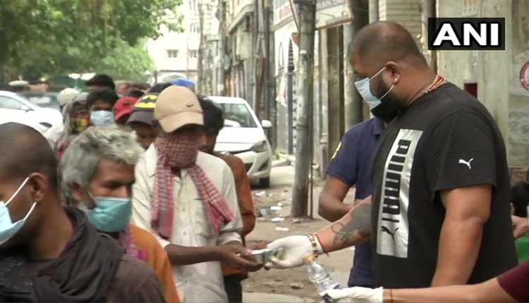 కొవిడ్ ఎఫెక్ట్: పేద‌ల‌ క‌డుపు నింపుతున్న మాజీ ప‌వ‌ర్ లిఫ్ట‌ర్‌