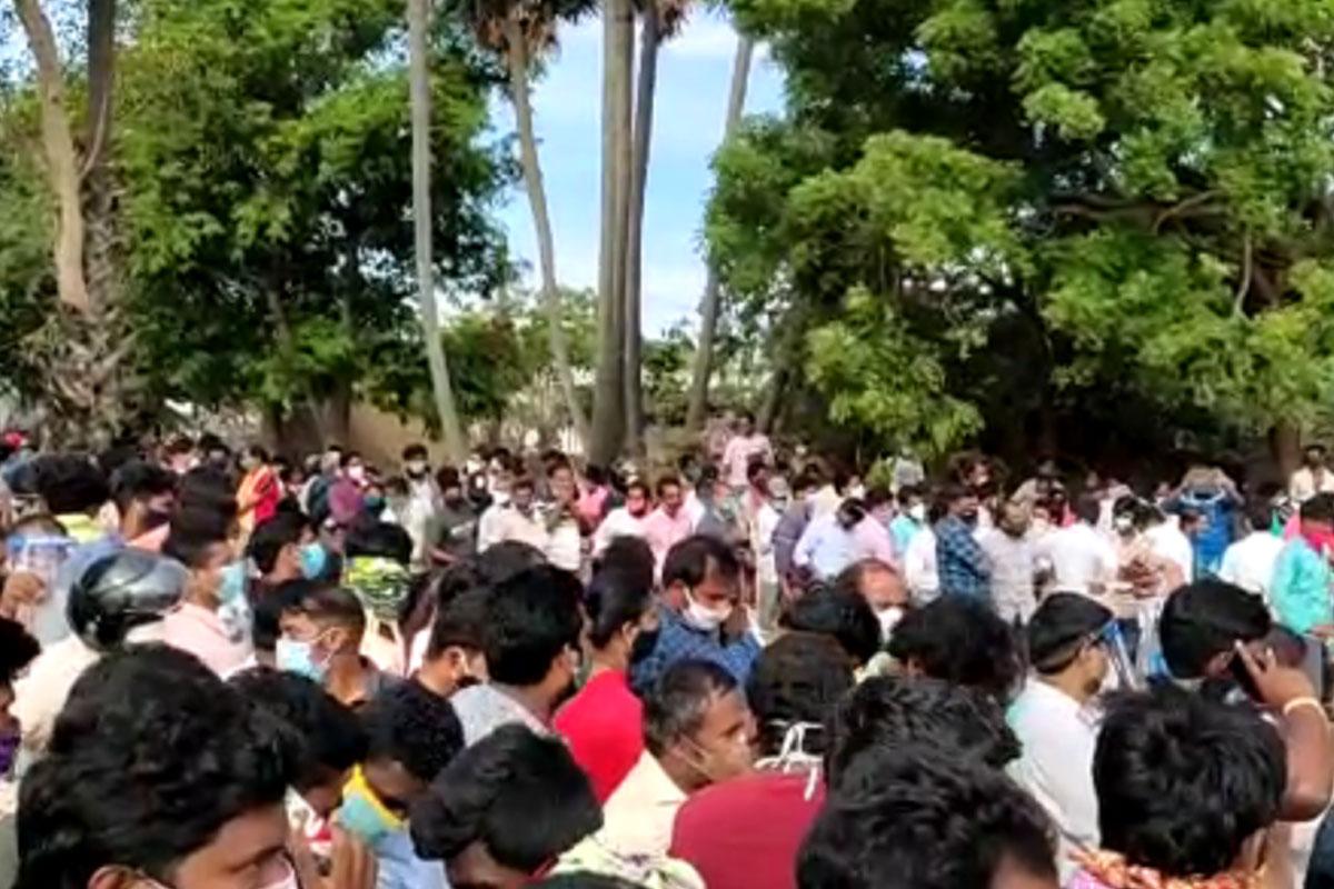 భారీగా జనం.. నిలిచిపోయిన ఆయుర్వేద మందు పంపిణీ