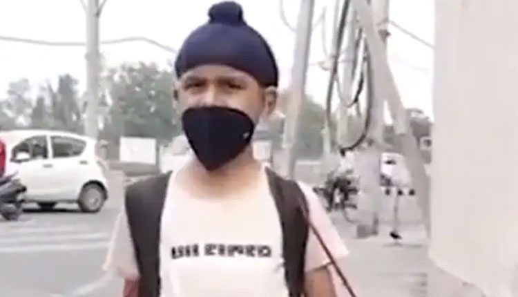 సాక్సులు అమ్మే బాలుడికి.. సీఎం ఆర్థిక స‌హాయం