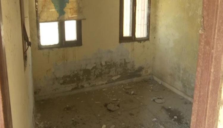 క‌రోనా వేళ ఆరోగ్య కేంద్రం ప‌రిస్థితిపై గ్రామ‌స్తుల ఆవేద‌న‌