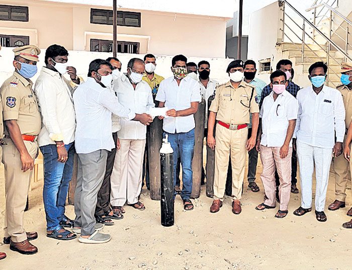 కరోనా బాధితులకు ఎమ్మెల్యే చేయూత