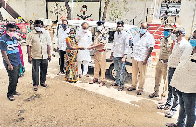 దవాఖానల వద్ద ఉచిత భోజనం