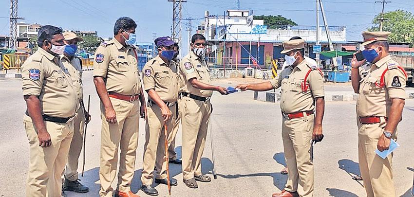 లాక్‌డౌన్‌తోనే కరోనా కట్టడి