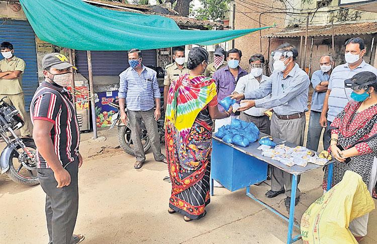 కూలీలకు ఆహార పొట్లాలు అందజేత