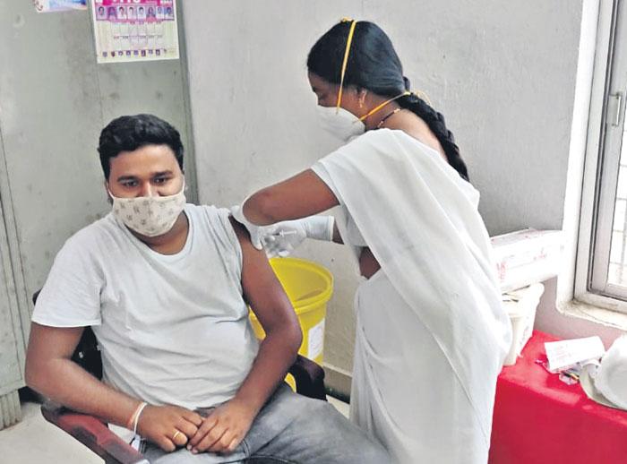 132 సూపర్‌ స్ప్రెడర్లకు వ్యాక్సినేషన్‌