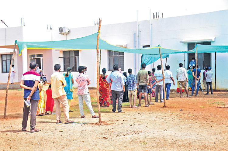 కంటికి రెప్పలా..