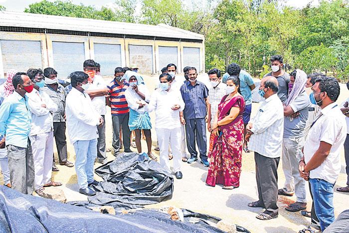 రైతులను ఇబ్బందులకు గురిచేయొద్దు