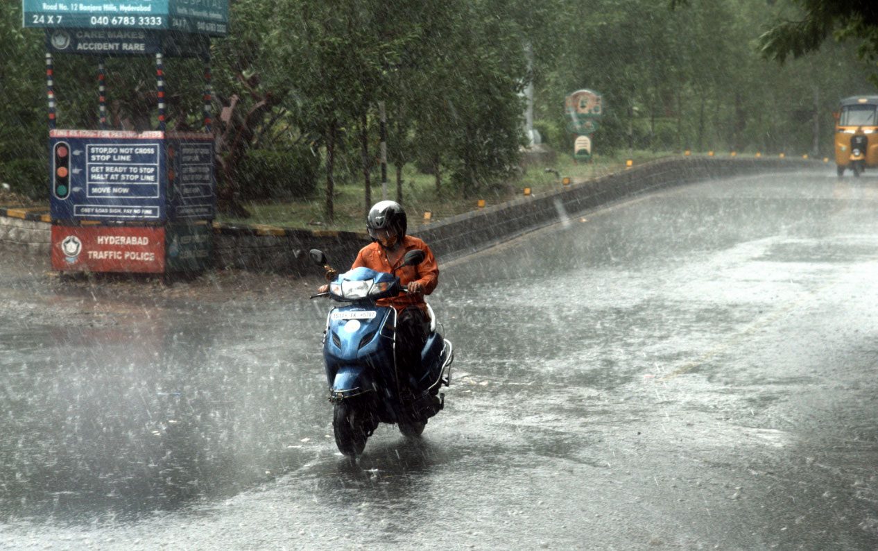 హైద‌రాబాద్‌లో ఈదురుగాలుల‌తో కూడిన భారీ వ‌ర్షం